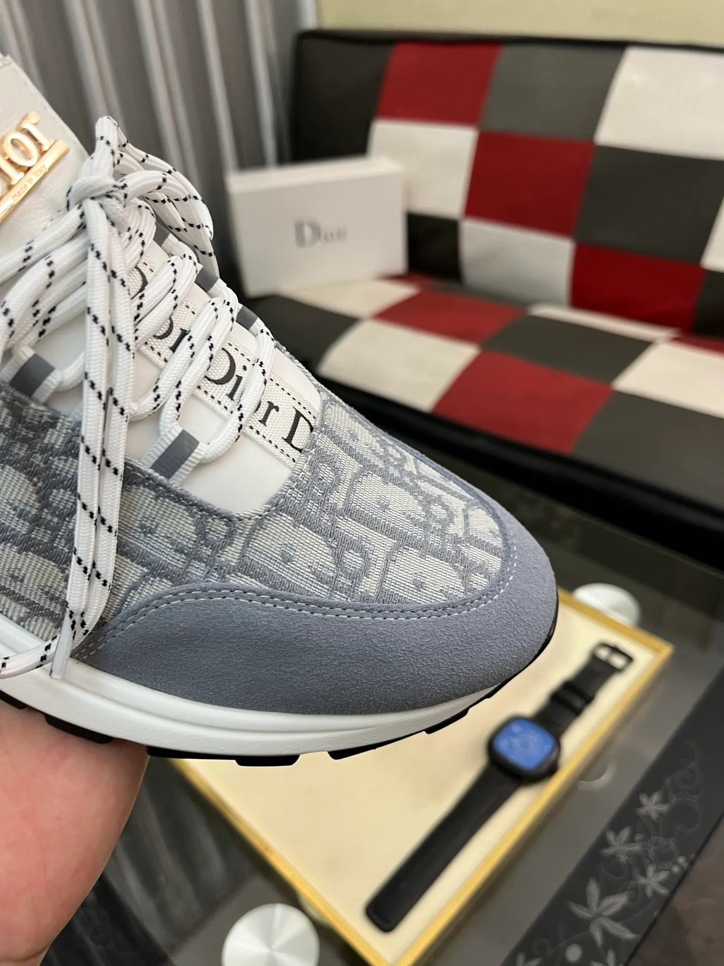 Men's Men's Shoes💰440⌚️⌚️ Dior's casual and sporty style combines the elements of dad's bag-soled shoes. It has successfully broken through the dad shoe style that has been on the streets in recent years and has become a beautiful landscape in luxury goods. The fabric is high mercerized with breathable mesh. The mesh on both sides of the shoe is made of three layers of composite technology. The bottom process uses package molding fabrics: imported high mercerized 🐂 cowhide stitching with original customized D-shaped mesh code number: 38-444️⃣ Colors available